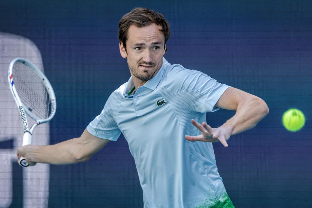 巴伯联决赛赛后上演全武行，球员互相推搡+惊现德甲logo式飞踹.